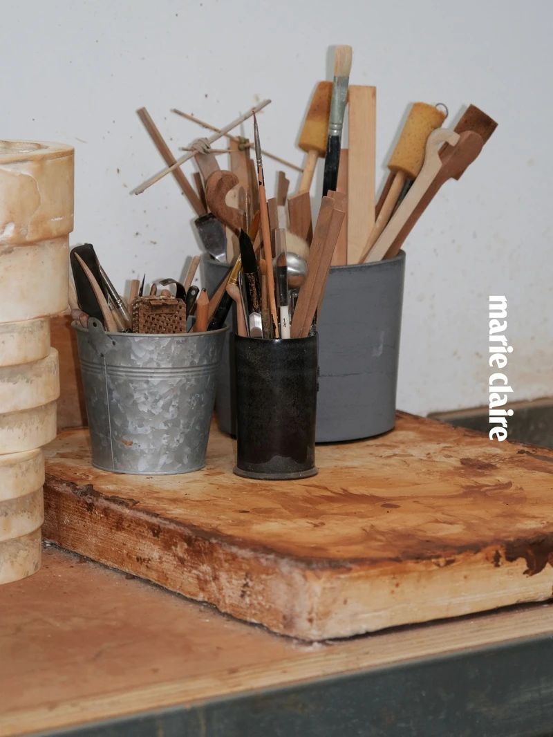 陶藝是一種「承載」情緒、記憶與時間的器皿，製陶時所需的工具也都有它獨特的使命。