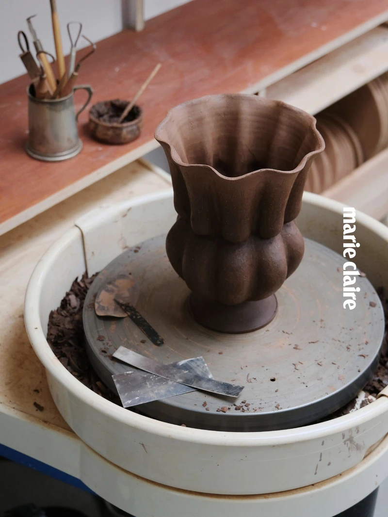 許多潛藏在心底、未必能清楚說出口的想法，有時很難用語言整理，但透過陶泥與雙手，反而能更真實地呈現內心深處的狀態。