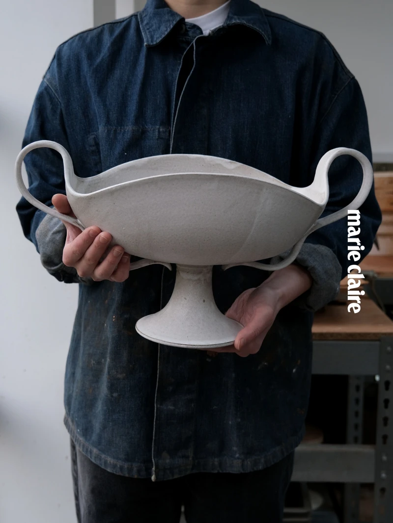 Moonrise 系列的釉色是一款非常沉穩的白，人們在近看或輕觸時，可以感受到細微而豐富的紋理變化。