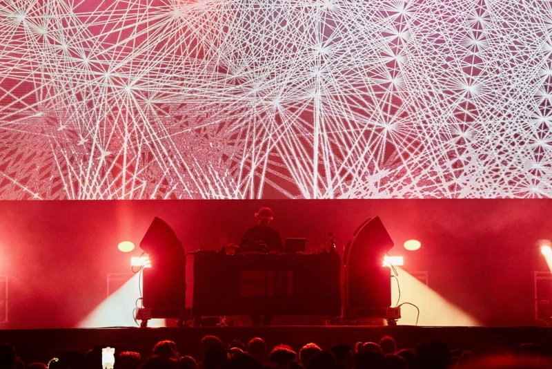 真鍋大度，《Phase Forms》，圖片授權：2025巴賽隆納S&oacute;nar電子音樂(@sonarfestival), Leafhopper (@leafhopperproject)。註：此為舊作參考圖。