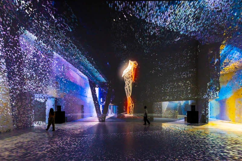 真鍋大度，2024 年 VS. 「Continuum Resonance 連續共鳴 」展覽現場。攝影 _ Muryo Homma (Rhizomatiks)