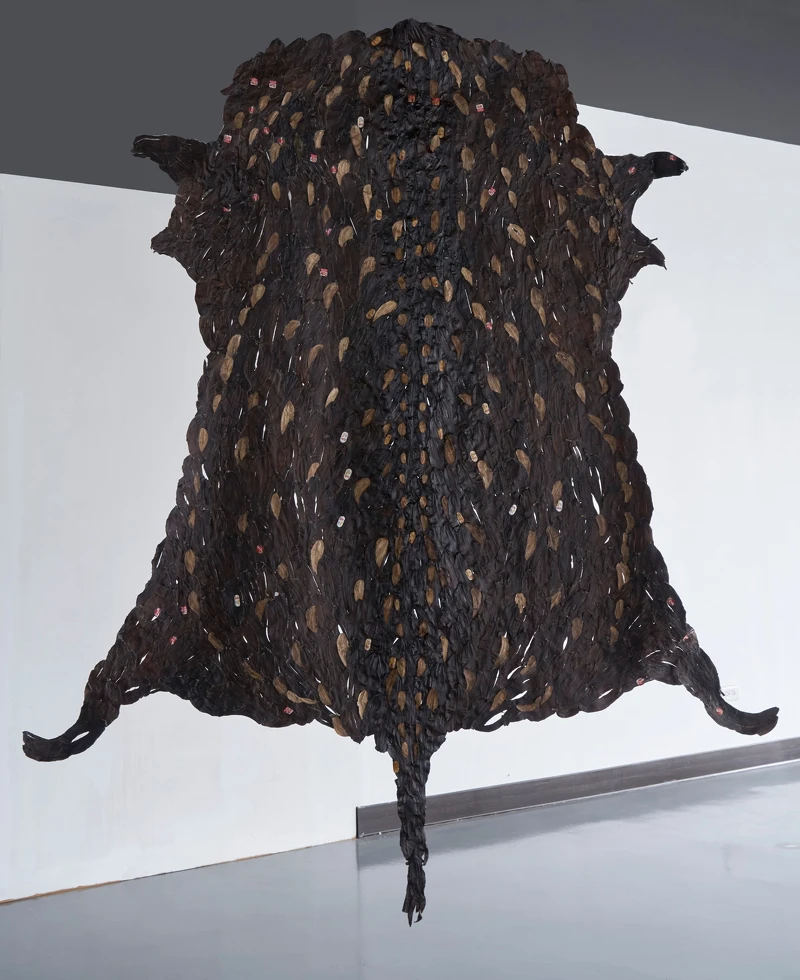 展出作品：羅懿君，《鹿革》，2016，香蕉皮、生漆，220&times;260cm。圖片來源：藝術家提供