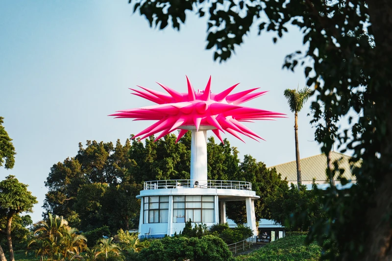 英国艺术家Steve Messam于高雄果岭自然公园之作品〈冠〉