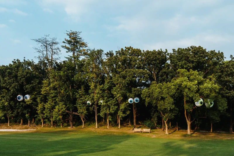 英国艺术家痞子路克（Filthy Luker）以高雄果岭自然公园地景打造的招牌眼球充气装置作品〈果岭大眼睛〉