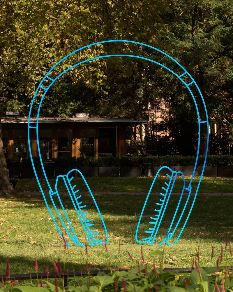 麦可．克雷格－马丁《耳机（蓝色）》，2020，粉体烤漆钢材，333 &times; 274 &times; 6 cm，版数 3 + 1 AP &copy; Michael Craig-Martin. 艺术家版权所有，摄影：Prudence Cuming Associates Ltd，图片提供：高古轩。