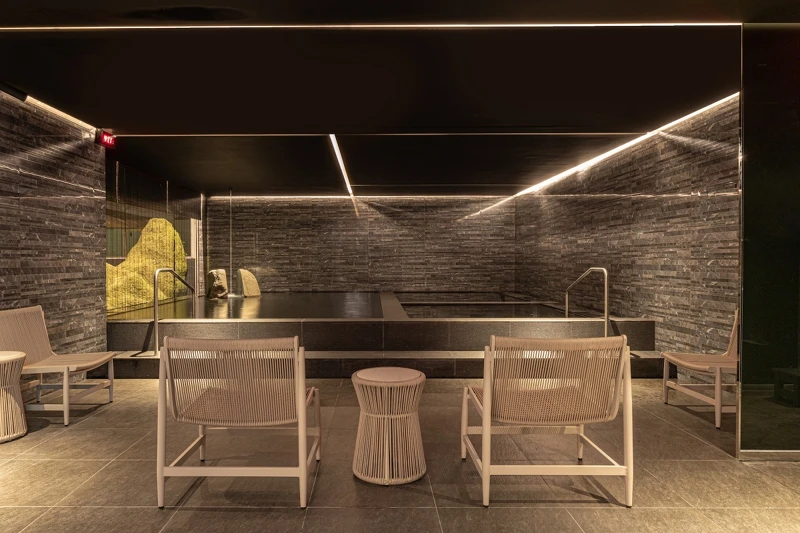 女用大眾風呂，以「山」造景展現空間。