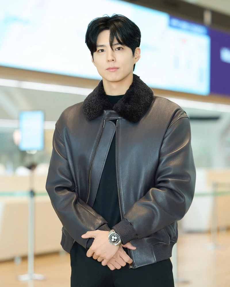 歐米茄品牌大使朴寶劍身仁川機場，啟程前往米蘭冬季奧運，將出席歐米茄之家（Omega House）的開幕之夜。