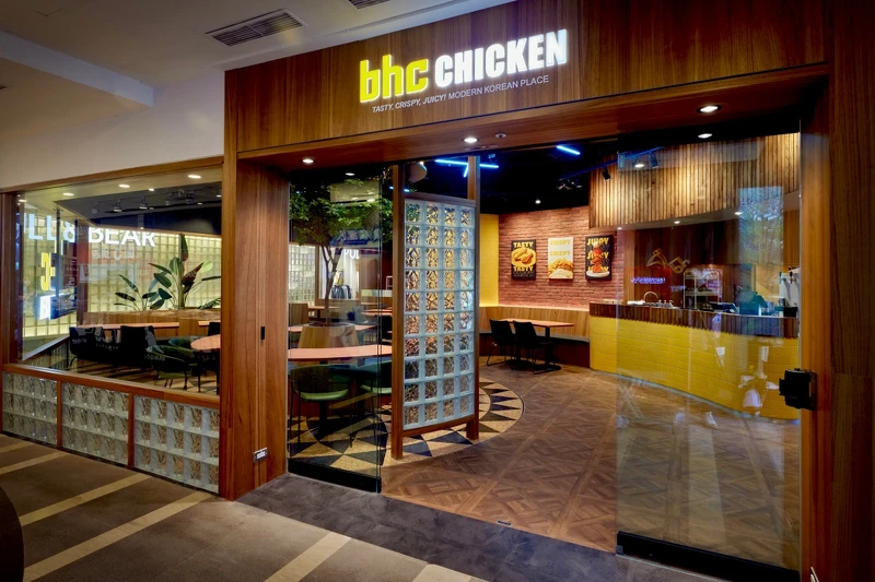 由橘焱胡同集團代理引進的「BHC 炸雞」進駐信義 ATT 4 FUN。