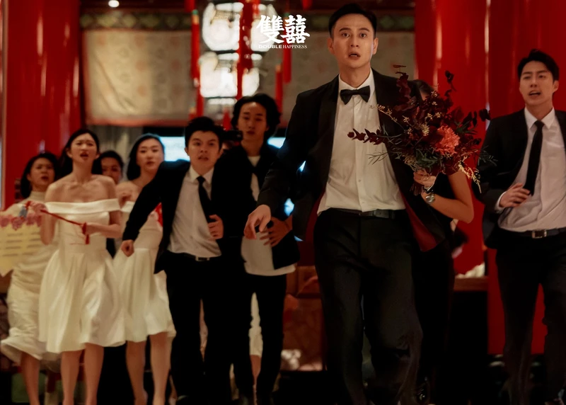 電影在忙亂與笑鬧的背後，也道出了亞洲家庭在期待與面子間的拉扯。