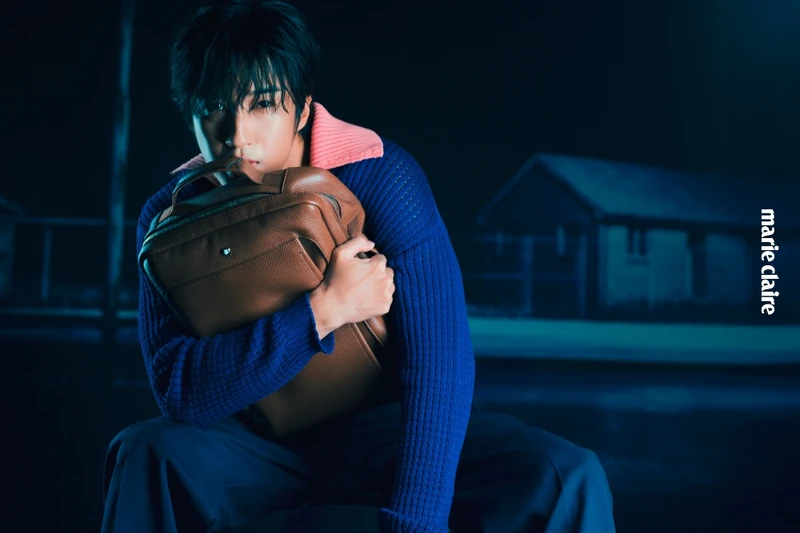  翻領針織衫、西裝長褲，all by Fendi；Grain後背包，Montblanc。