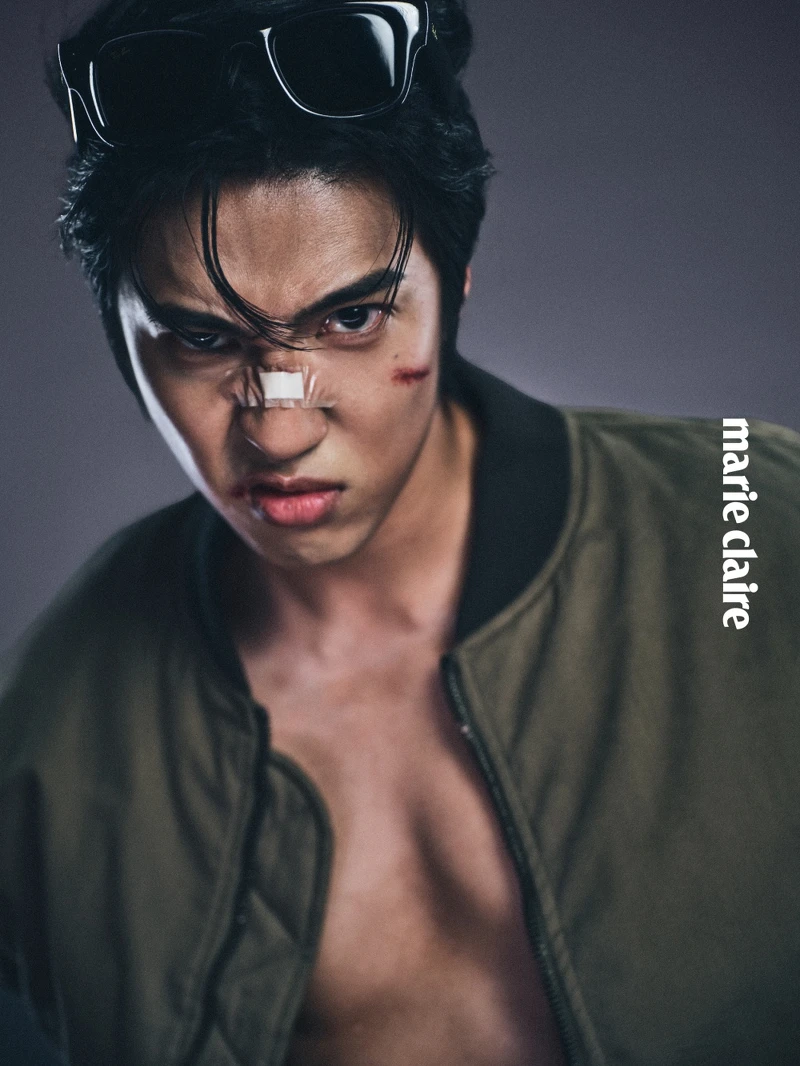 短版夾克，Peter Wu；黑色丹寧褲，Calvin Klein；皮革短靴，Allsaints；Wayfarer Puffer太陽眼鏡，Ray-Ban。