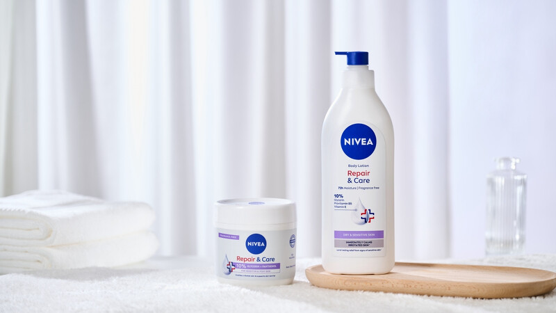 左：妮維雅極潤低敏修護乳霜無香版，400ml，NT599、右：妮維雅極潤低敏修護乳液無香版，500ml，NT599