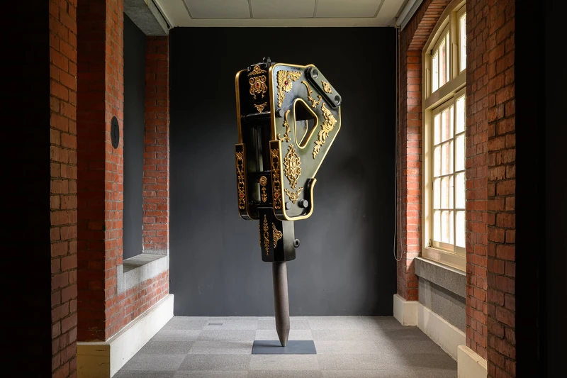 廖建忠《帝國三七式油壓破碎錘》展出現場。