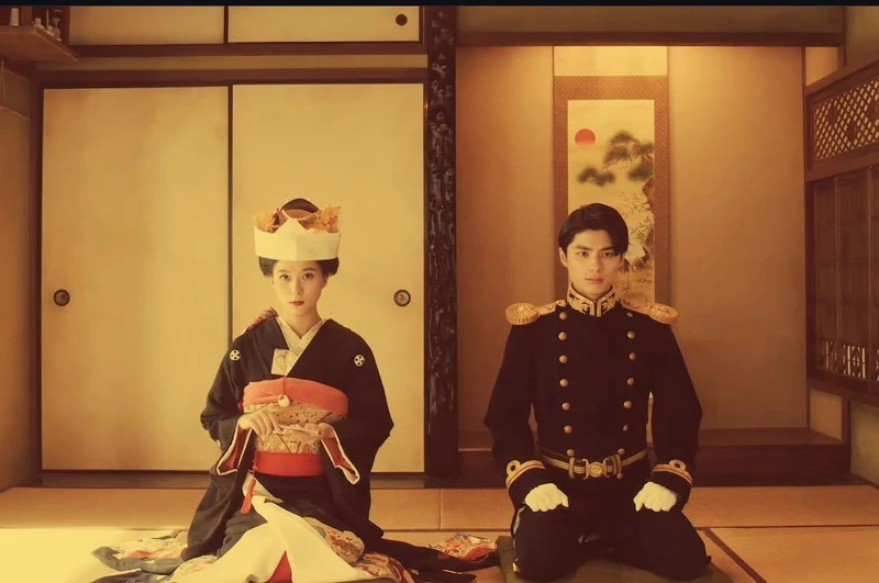 芳根京子（左）與本田響矢在《宛如粼光夫婦日和》戲裡的粉紅泡泡，讓人看了也跟著幸福。