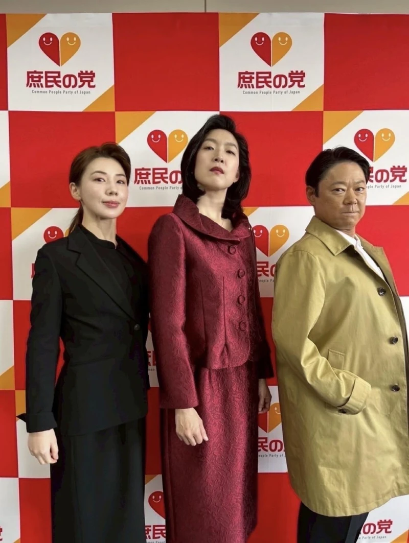 阿部貞夫（右）演出的《極度不妥》特別篇，意外預言了日本首位女首相出現。