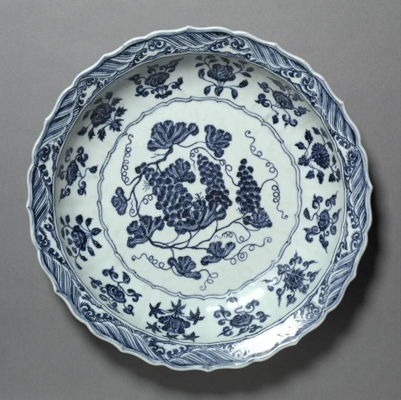 15世紀初景德鎮御窯的葡萄紋裝飾青花瓷，與其相似的裝飾樣式於16世紀初出現在波斯公主 Mahin banu 的收藏裡。（Cleveland Museum of Art 館藏）