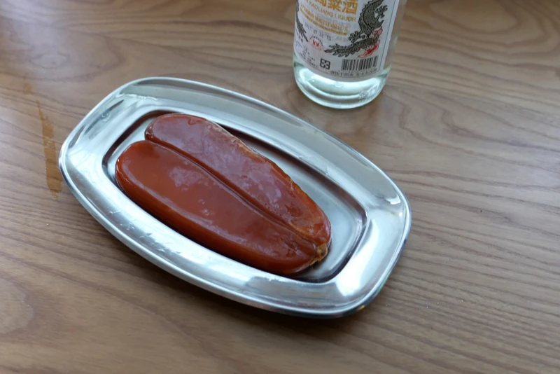 先將烏魚子浸泡在米酒或高粱酒中約5分鐘。