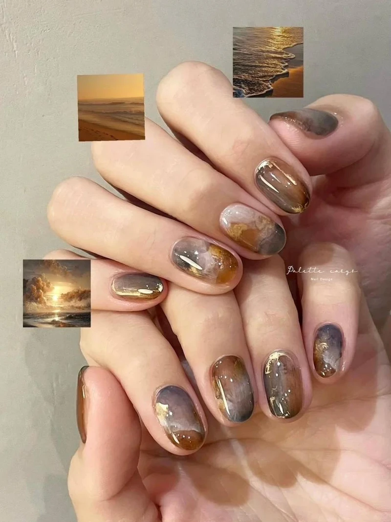 金蓝色美甲範本中的金蓝夕阳风格(Photo/小红书@蓝桉)