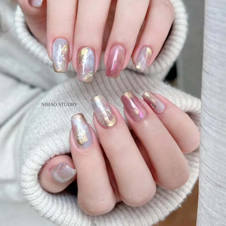 金蓝色美甲範本中的金蓝渐层粉风格(Photo/小红书@妮好美甲 nihao_studio)
