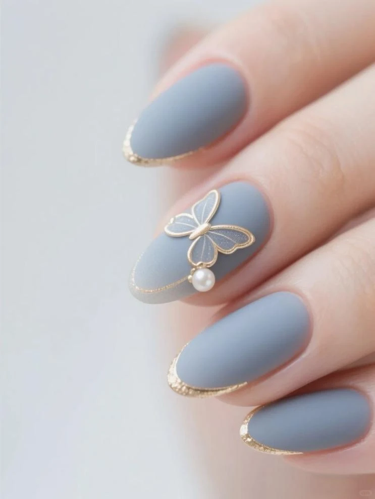 金蓝色美甲範本中的金蓝法式风格(Photo/小红书@指典艺术(香蜜湖店))