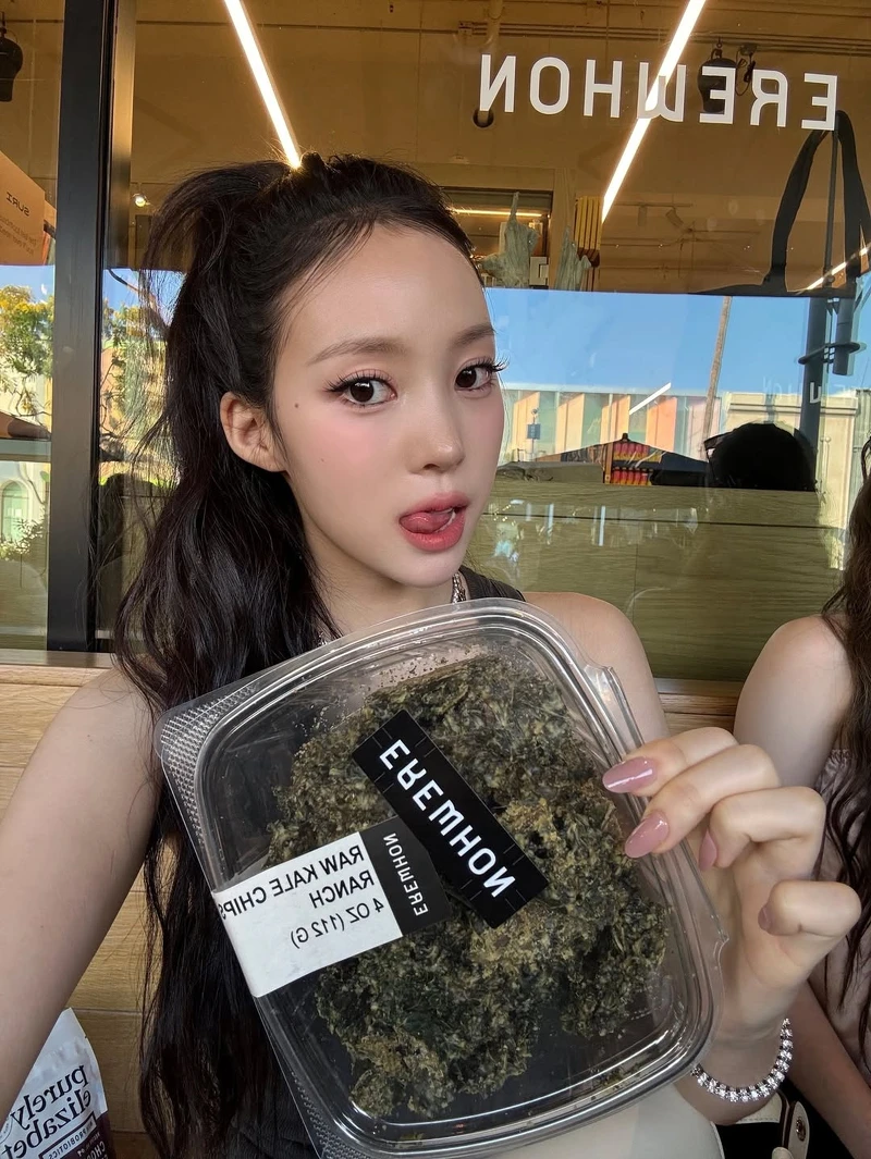 Narin的紫粉色光感美甲(Photo/IG@meovv)