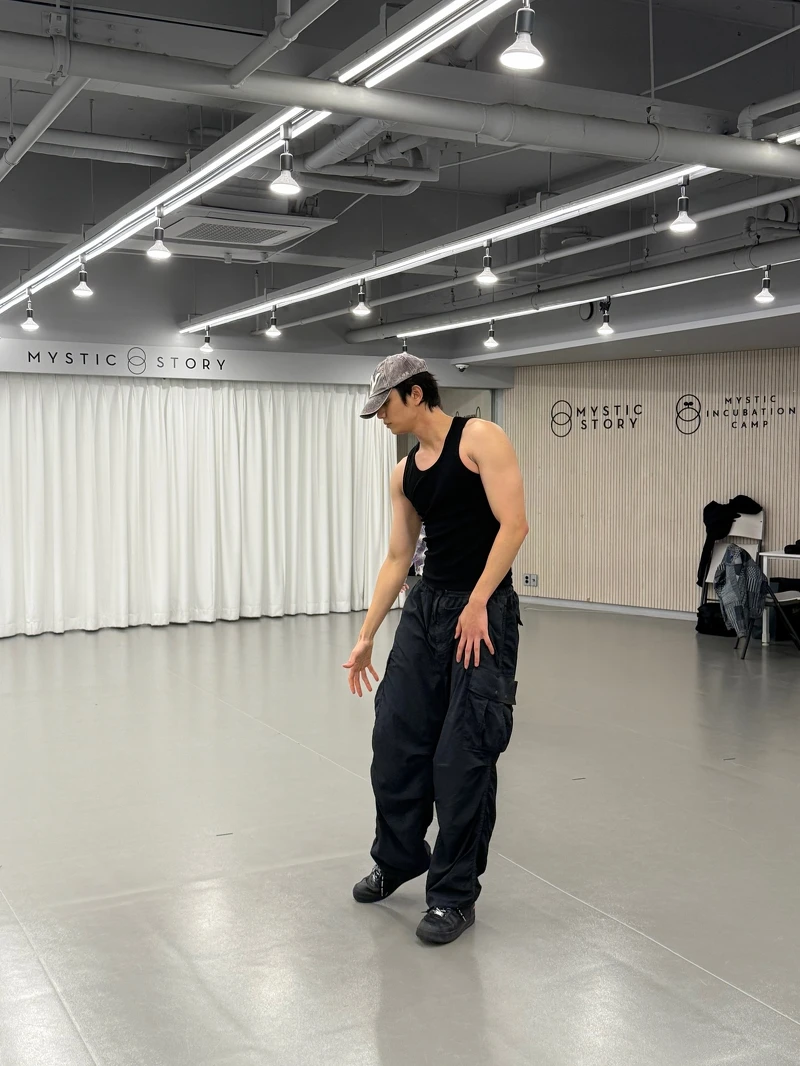 金載原身形高挑帥氣