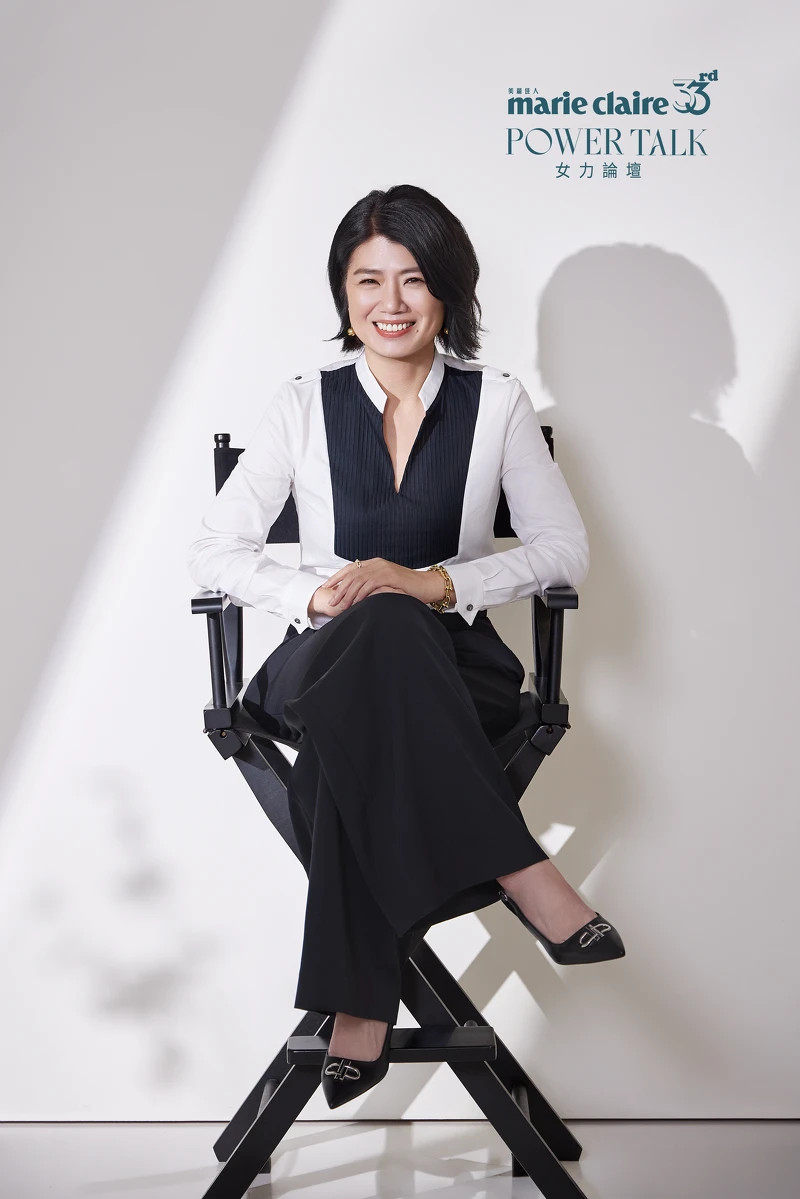  有機棉褶襉襯衫，寬腿 Palazzo 西裝褲，DEPLOY；耳環、手鍊HARDWEAR系列，Tiffany & Co.，Icon牛皮尖頭露跟高跟鞋，Prdro