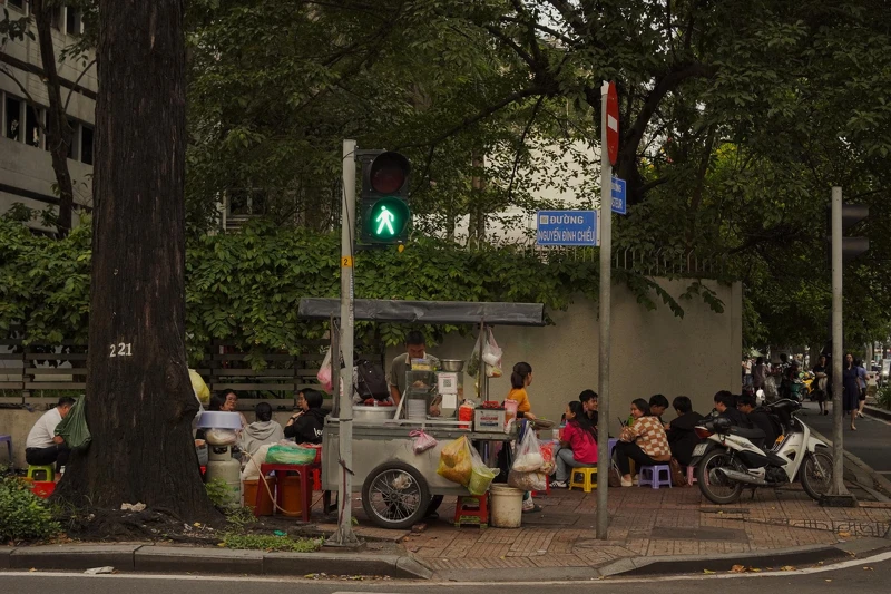 走在胡志明街頭感受到新舊交融，有最時髦的精品店，也有接地氣的路邊攤。