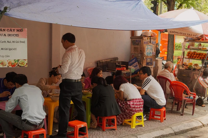 路邊小吃是來越南玩的精髓，雖然濕紙巾要收費，但是餐點費用便宜到嚇人。