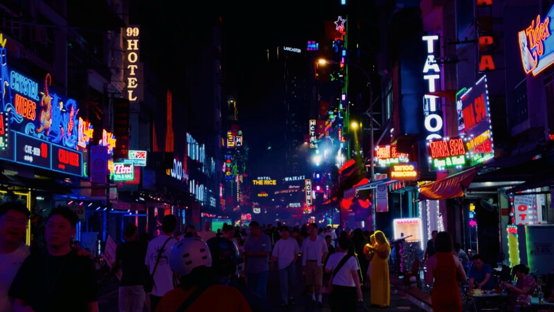 迷幻的范五老街彷彿來到異世界。