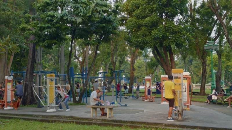 經過每一座公園都是人山人在使用器材。