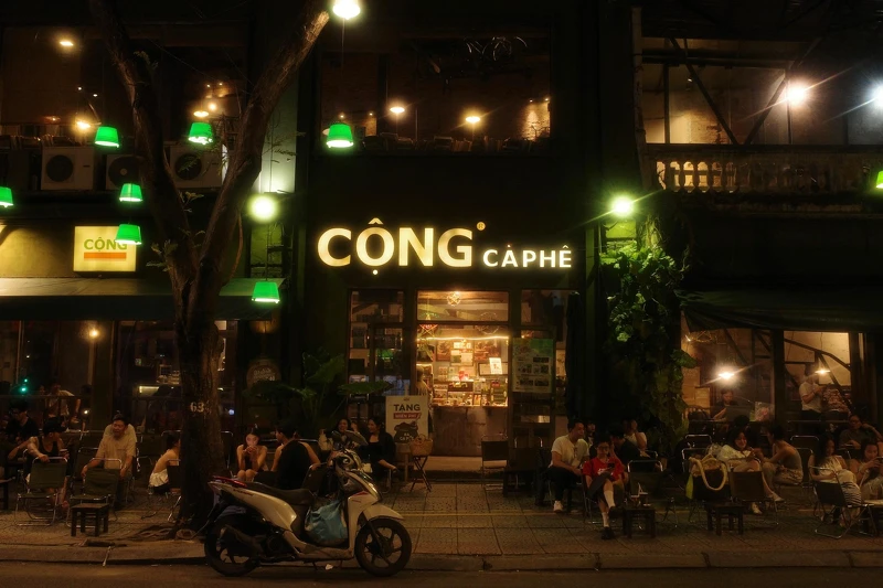 雖然台灣現在也有Cong咖啡了，但坐在一郡Cong咖啡的戶外，才能真正感受到越南風情。