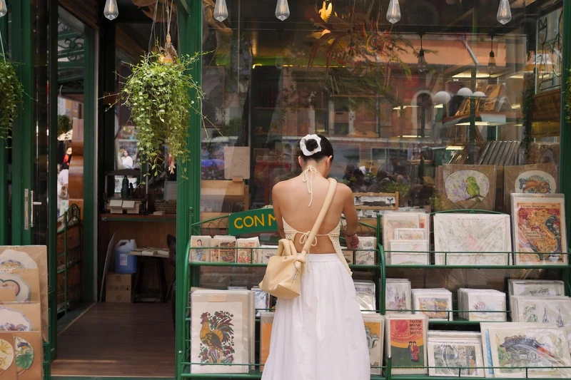 就位在西貢中心郵政局旁邊的書街，短短一條但十分有風情。