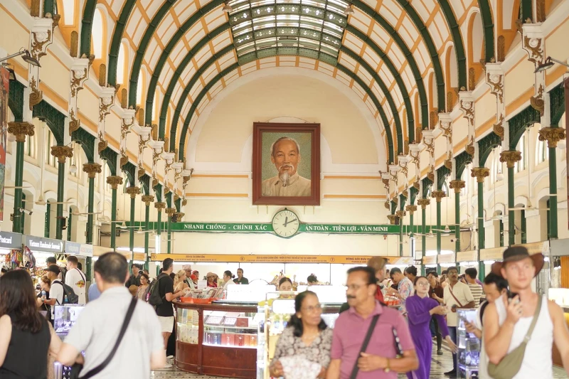 位在胡志明的鬧區的西貢中心郵政局（Bưu điện trung t&acirc;m S&agrave;i G&ograve;n），是是法國殖民時期的第一座郵政局，建築風格充滿法式風情，可以來寄一張明信片回家。