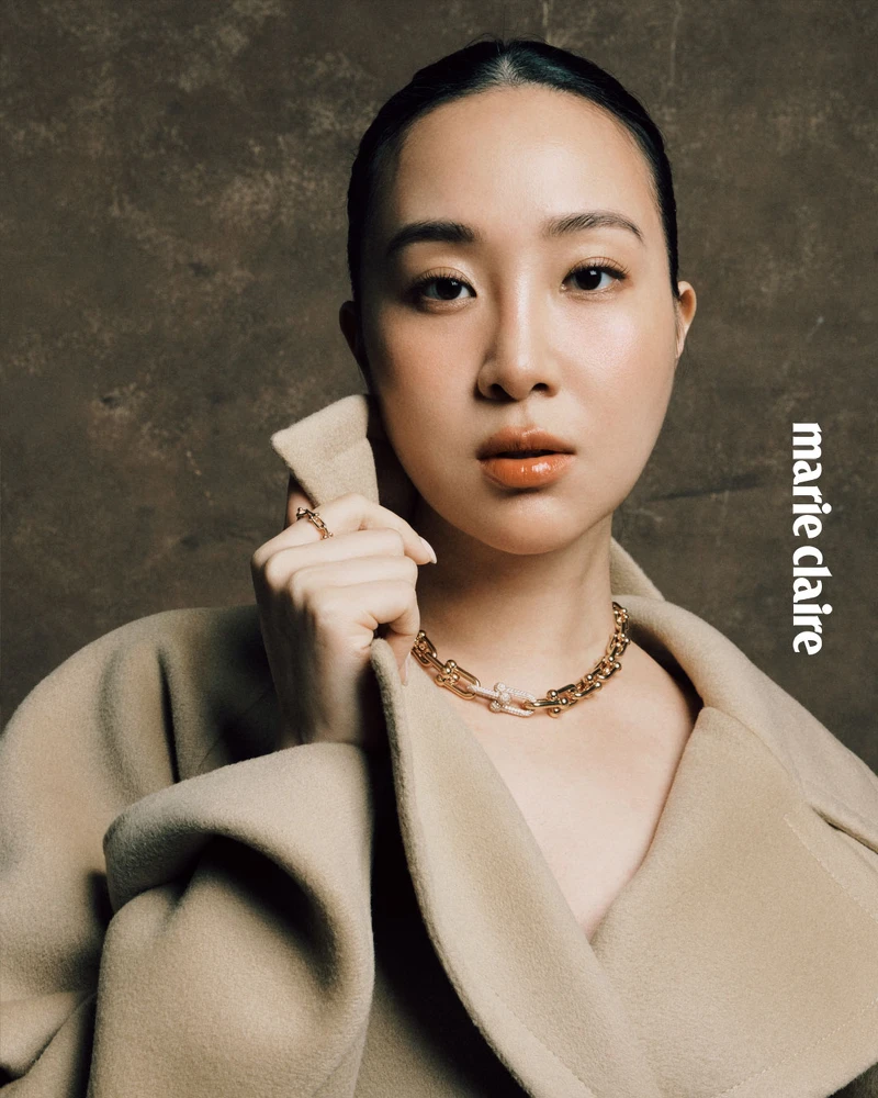 Tiffany HardWear 玫瑰K金鏈結鑲鑽手鍊與戒指,both by Tiffany & Co.;駝色短版夾克,Sportmax。 Tiffany HardWear 玫瑰K金鏈結鑲鑽手鍊與戒指,both by Tiffany & Co.;駝色短版夾克,Sportmax。