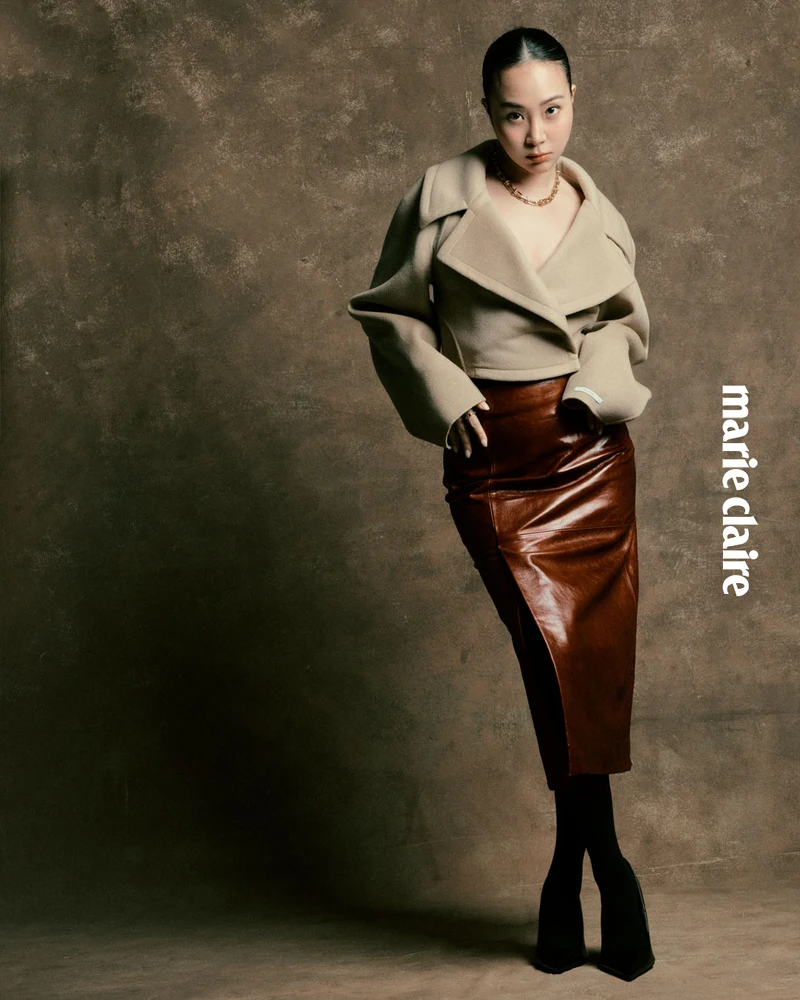 Tiffany HardWear 玫瑰K金鏈結鑲鑽手鍊與戒指,both by Tiffany & Co.;駝色短版夾克、酒紅色皮革長裙,both by Sportmax;黑色尖頭高跟鞋,Balenciaga。 Tiffany HardWear 玫瑰K金鏈結鑲鑽手鍊與戒指,both by Tiffany & Co.;駝色短版夾克、酒紅色皮革長裙,both by Sportmax;黑色尖頭高跟鞋,Balenciaga。