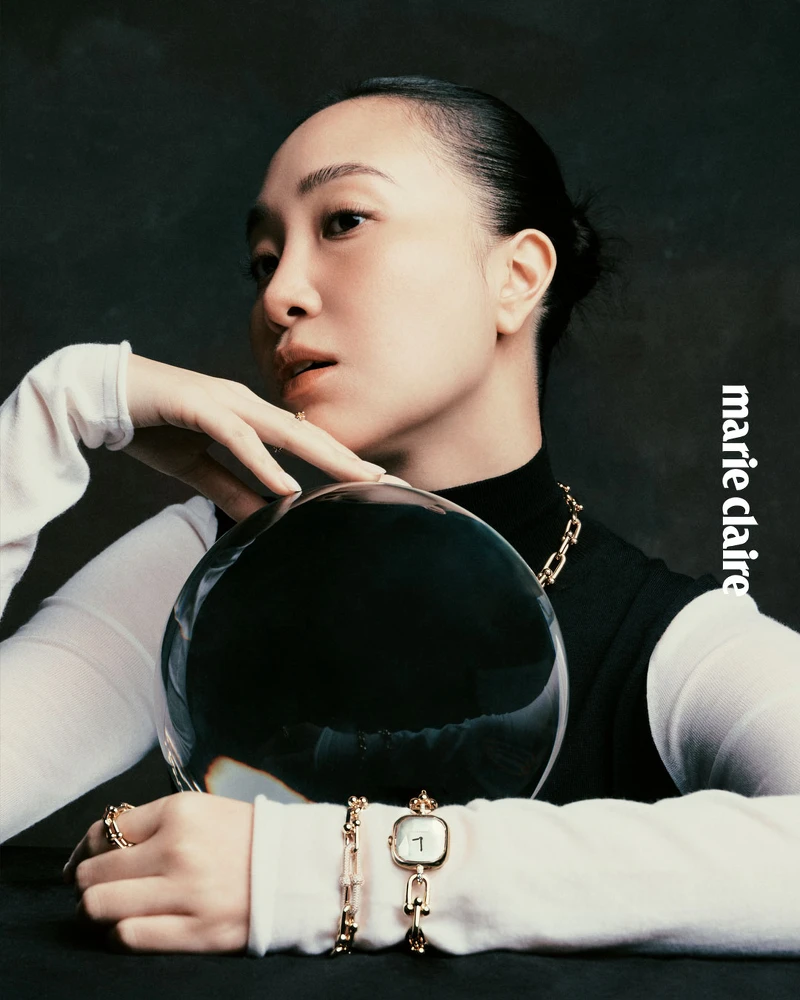 Tiffany HardWear 玫瑰K金漸層鏈結鑲鑽項鍊、手鍊與戒指、Tiffany HardWear 玫瑰K金鑲鑽腕錶,all by Tiffany & Co.;黑白洋裝,Ferragamo。 Tiffany HardWear 玫瑰K金漸層鏈結鑲鑽項鍊、手鍊與戒指、Tiffany HardWear 玫瑰K金鑲鑽腕錶,all by Tiffany & Co.;黑白洋裝,Ferragamo。