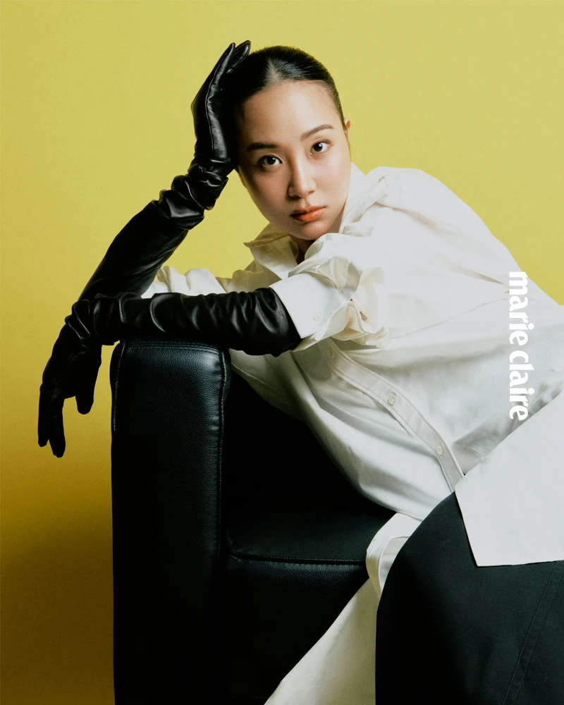 白色超長版襯衫、黑色長褲、黑色皮革手套,all by Balenciaga。 白色超長版襯衫、黑色長褲、黑色皮革手套,all by Balenciaga。