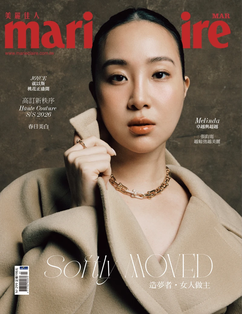 Tiffany HardWear 玫瑰K金鏈結鑲鑽手鍊與戒指,both by Tiffany & Co.;駝色短版夾克,Sportmax。 Tiffany HardWear 玫瑰K金鏈結鑲鑽手鍊與戒指,both by Tiffany & Co.;駝色短版夾克,Sportmax。