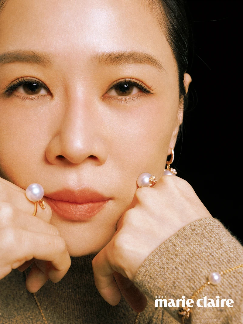 灰綠色高領針織背心、灰綠色針織外套，both by Loro Piana；Cherry Blossom 18K粉紅金鑲鑽珍珠耳環、Cherry Blossom 18K粉紅金鑲鑽珍珠戒指、Cherry Blossom 18K粉紅金鑲鑽珍珠手鍊，all by MIKIMOTO。