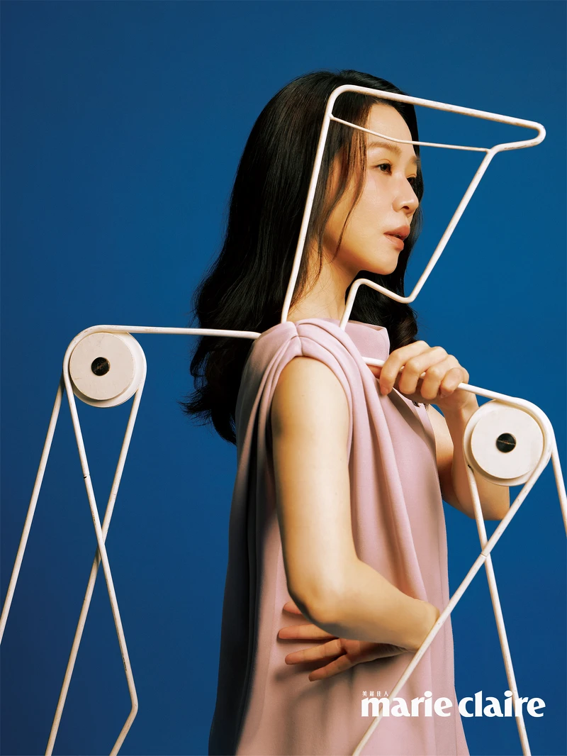 粉色長洋裝，Balenciaga。