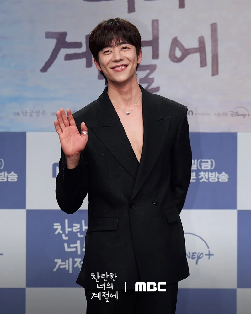 以《Between Friends》與《無法抗拒的他》備受矚目的蔡鍾協，近期又與李聖經搭檔《在你燦爛的季節》演繹療癒戀情。