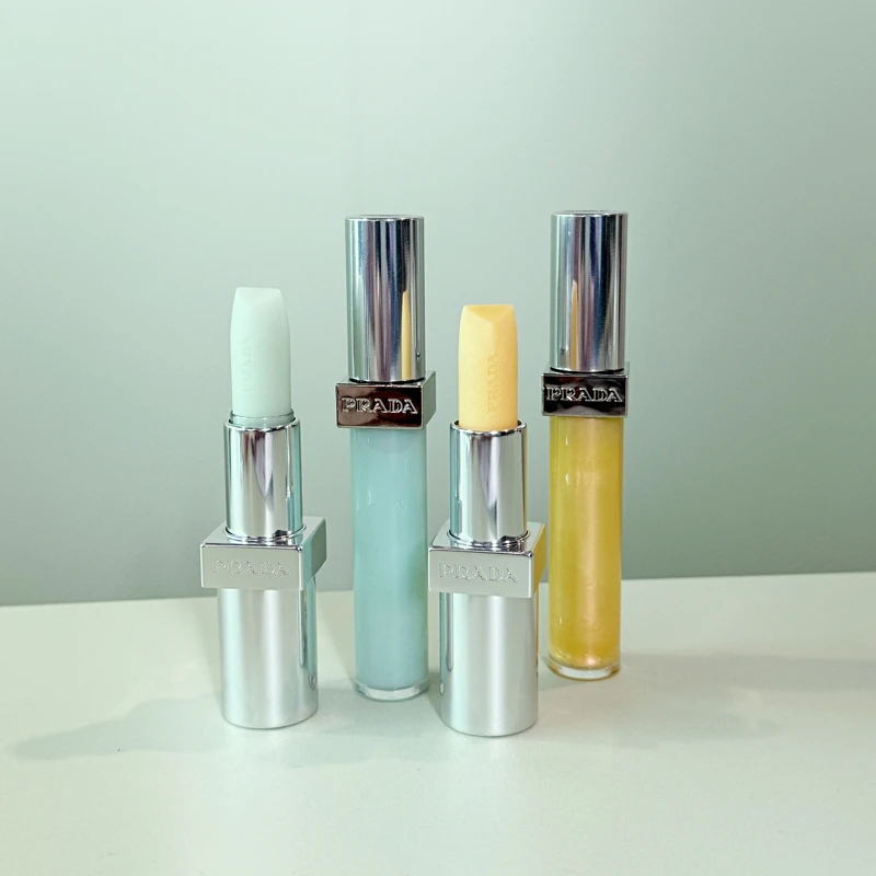 PRADA率性持光凍唇釉#U000顛覆綠、#U002妄甜香蕉。