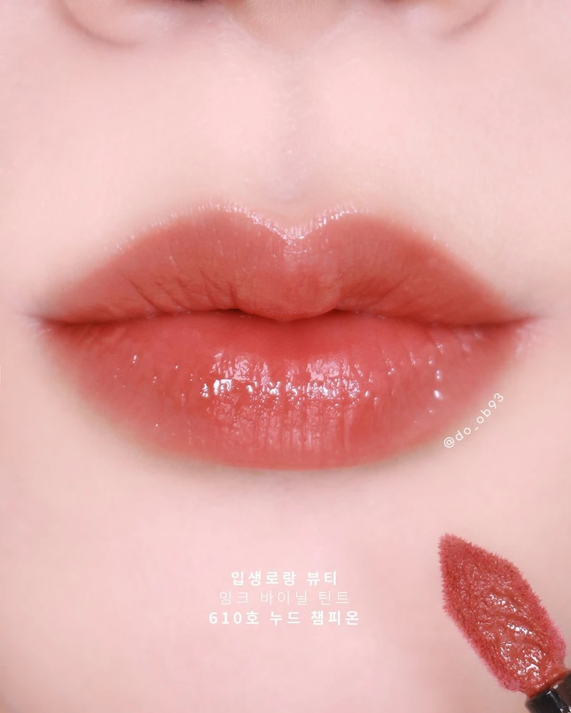 YSL奢華印記鎖心光唇釉#610冰茶裸色實擦示範(Photo/IG@do_ob93)。