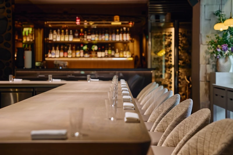 法式餐廳「君尹 Bris&eacute;」，其名字取自法文「Bris&eacute;」，意指打破框架、重新詮釋。