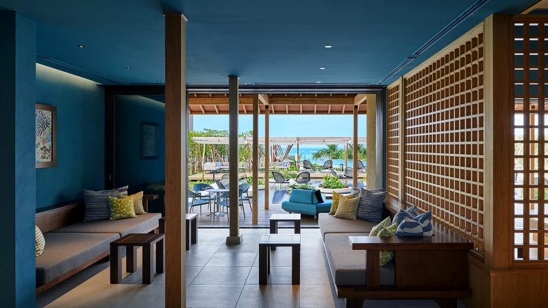 泳池前方的Lounge，24小时开放、提供饮品小点