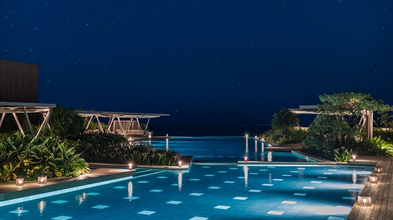 入夜后的无边际泳池