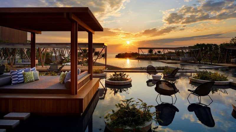 泡在热水无边际泳池看夕阳是人生一大享受