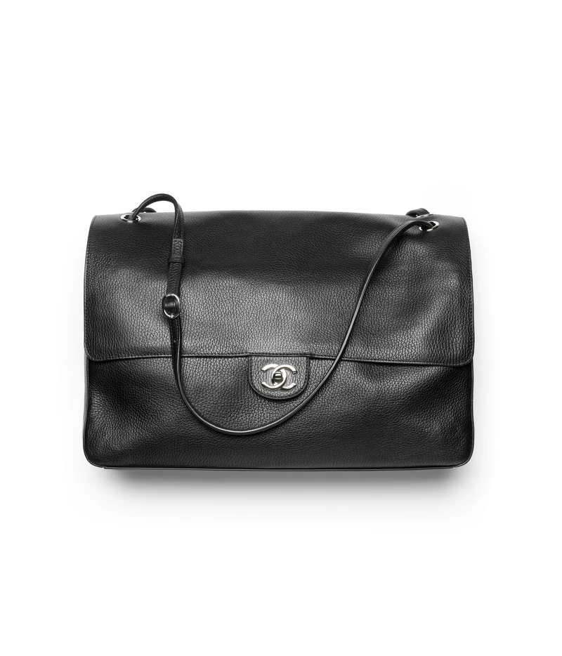 Chanel 2026即將重磅推出全新SOUPLISSIMO包款，藝術總監Matthieu Blazy以光滑粒面皮革取代菱格紋，打造了一款更為鬆弛、更為柔軟的XL大包設計。