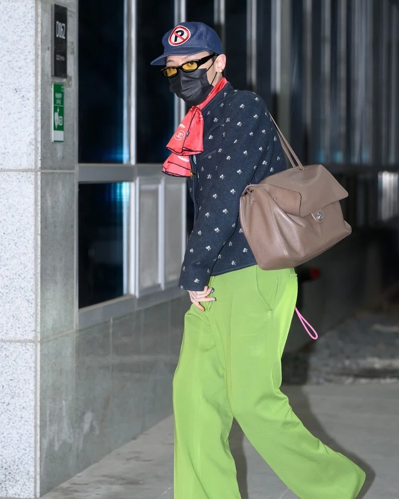 Chanel大使GD近日被捕捉背上了這款香奈兒新包，做為最能駕馭Chanel的男人，他的上身示範無疑為這款新作投下強而有力的一票，也讓「爆款預定」幾乎成為可以預見的結果。